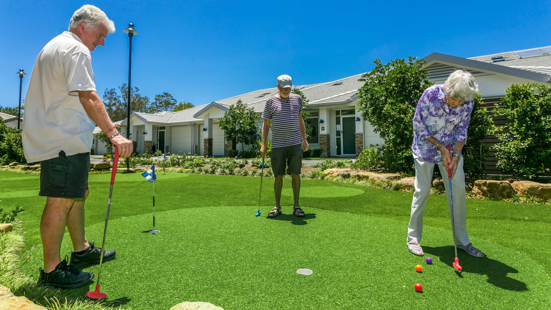Bayside-residents-playing-golf_cropped | RSL LifeCare - provide care and service to war veterans, retirement villages and accommodation, aged care services and assisted living